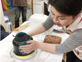 おなじみの炊飯器！崩れないようにそーっと扱います。
