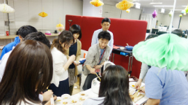 みんな真剣。どれが一番おいしそうかな？