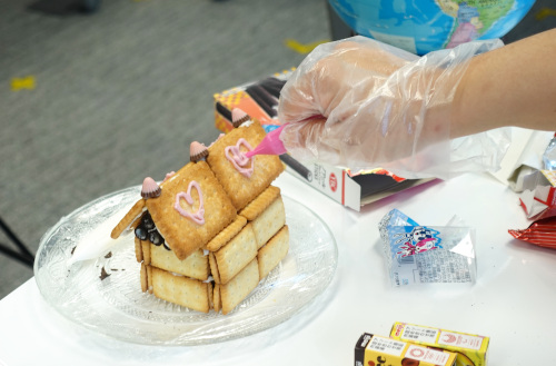 おたのしみ工作「お菓子の家」