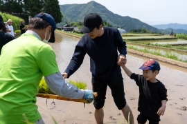 3歳も参加！親子で田植え