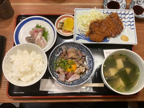 近くの定食屋さんへ